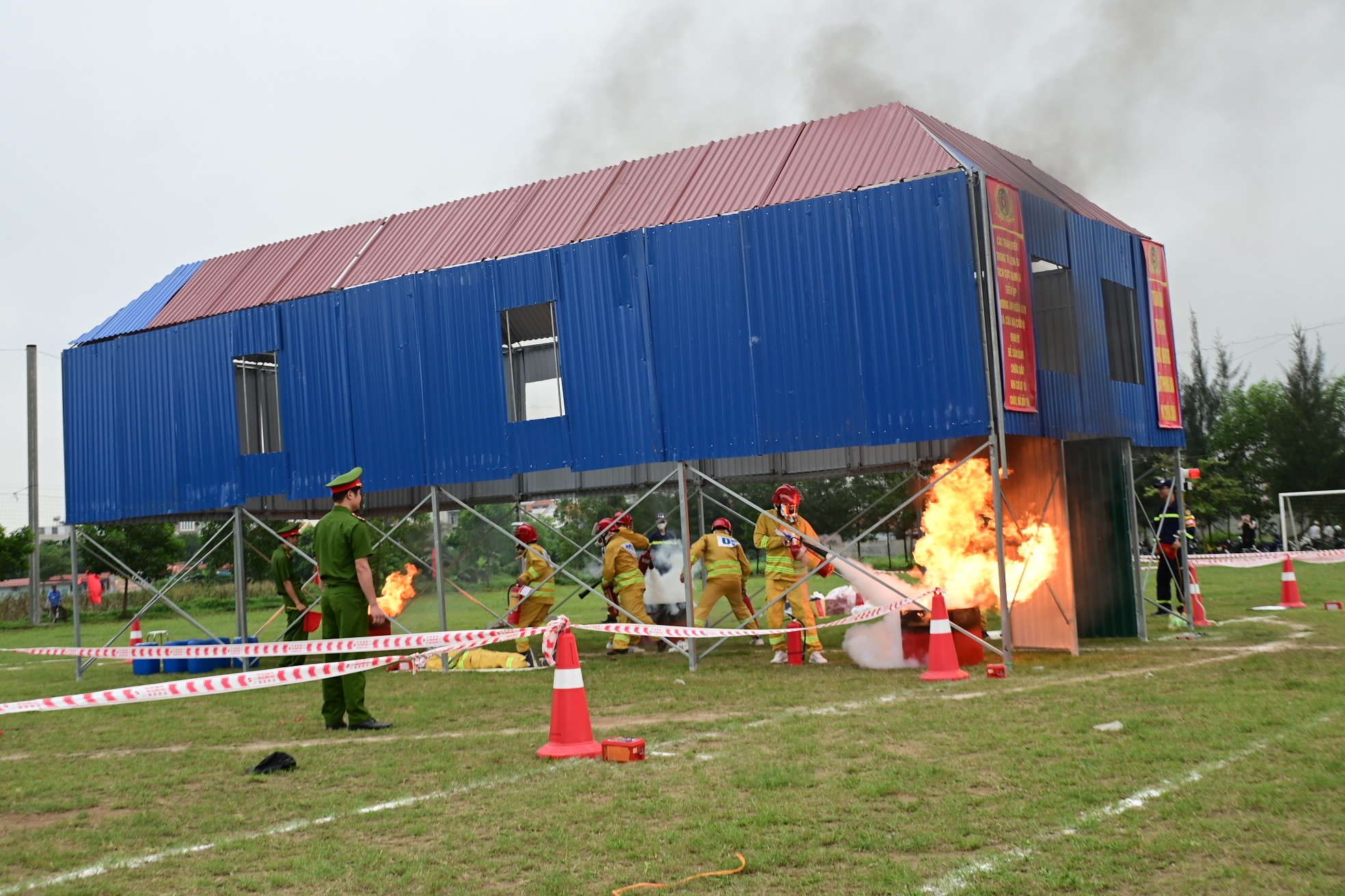 UBND huyện Thuỷ Nguyên:  Tổ chức Hội thi nghiệp vụ chữa cháy và cứu nạn, cứu hộ “Tổ liên gia an toàn phòng cháy chữa cháy” cụm thi số 2